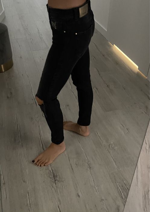 Czarne rurki z dziurami