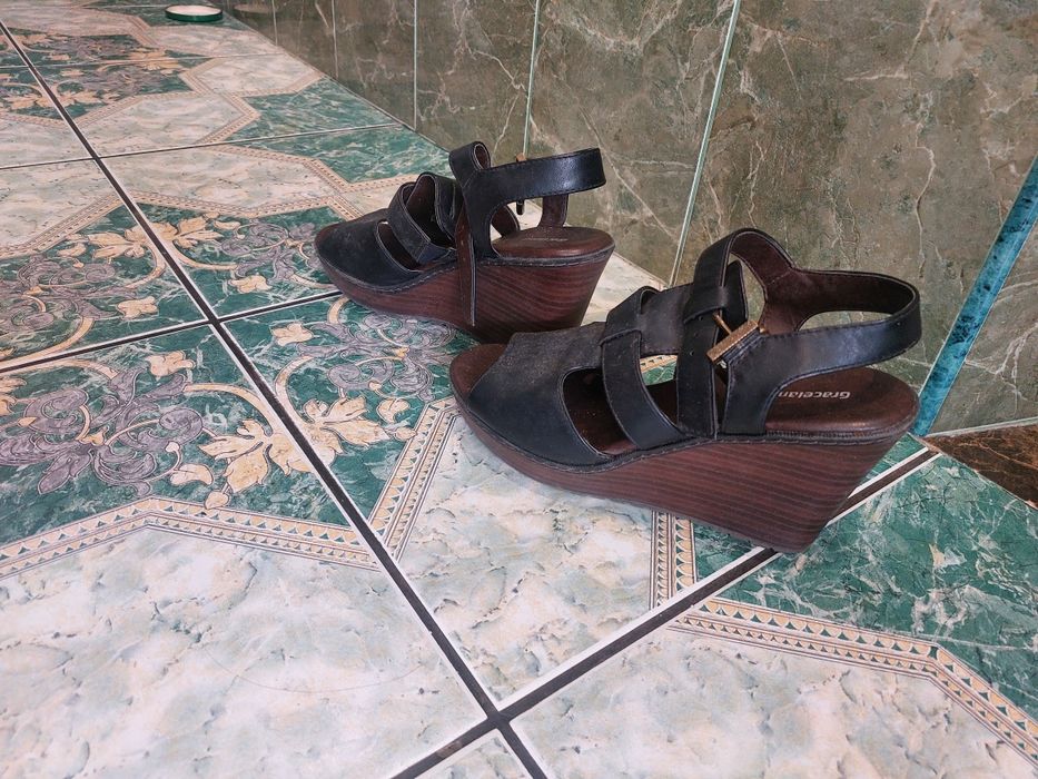 Шкіряні босоніжки.