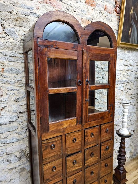 Witryna kolonialna, lite drewno. Z szufladami.