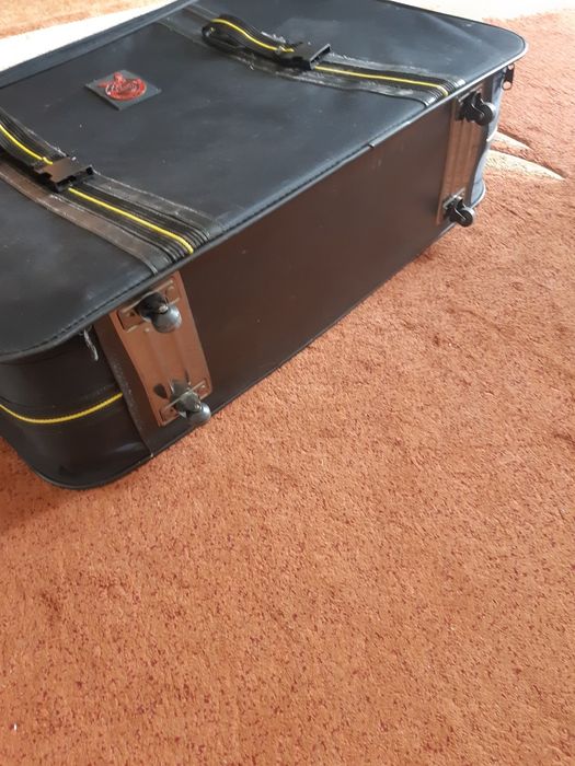 Чемодан большой очень,  сумка черный на 4 колесах  .  950 гр   USA