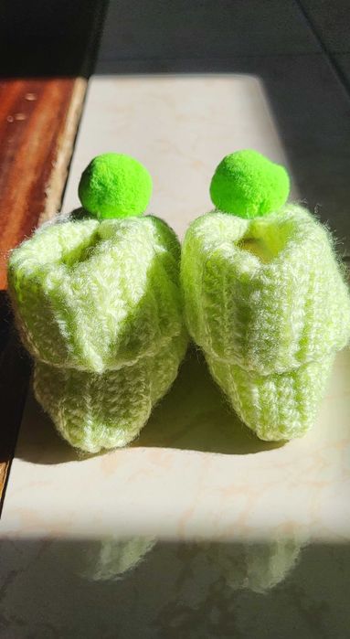 Meias / Sapatinhos de Bebé em Lã Antialérgica feitas à Mão