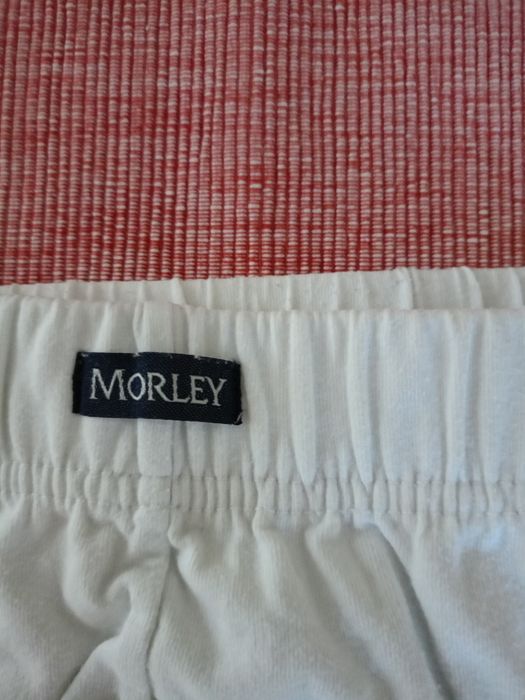 Białe męskie slipki.