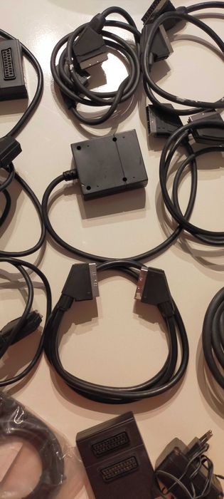 11 Cabos SCART com diferentes tamanhos e adaptor AC-DC