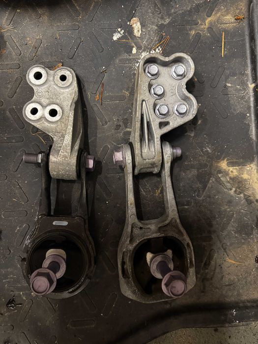 Łapa poduszka Corolla E21 hybryda 2,0