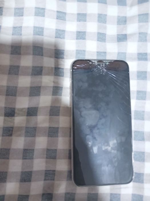 iPhone 11 Pro 64GB - A funcionar (Ecrã estalado / Face ID off)