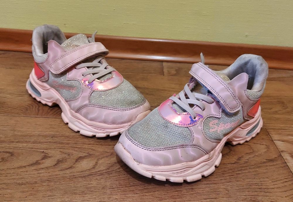 Продам кроссовки на девочку 34-35р. ( 22,5см.)