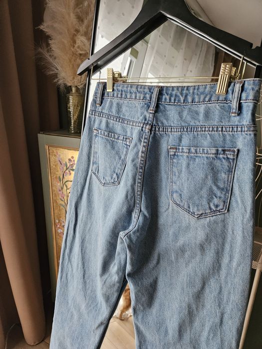 Jeansy Damskie Mom Fit Jasnoniebieskie z Haftem Kotki Rozmiar S