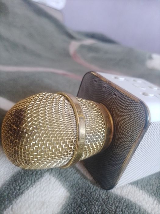 Bluetooth караоке микрофон – отличное состояние, работает идеально!