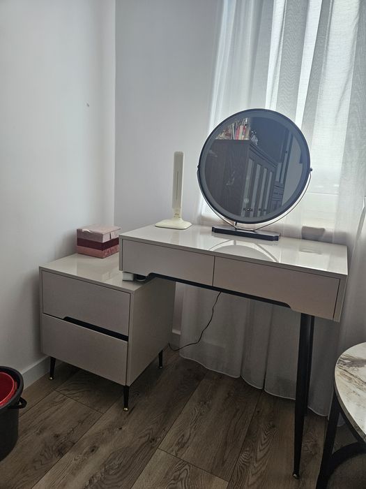 Toaletka  z lustrem LED