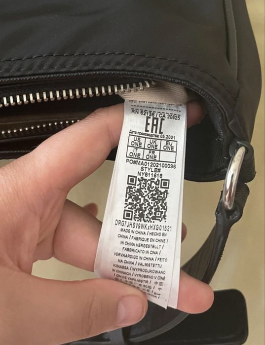 Mala de ombro preta da Guess