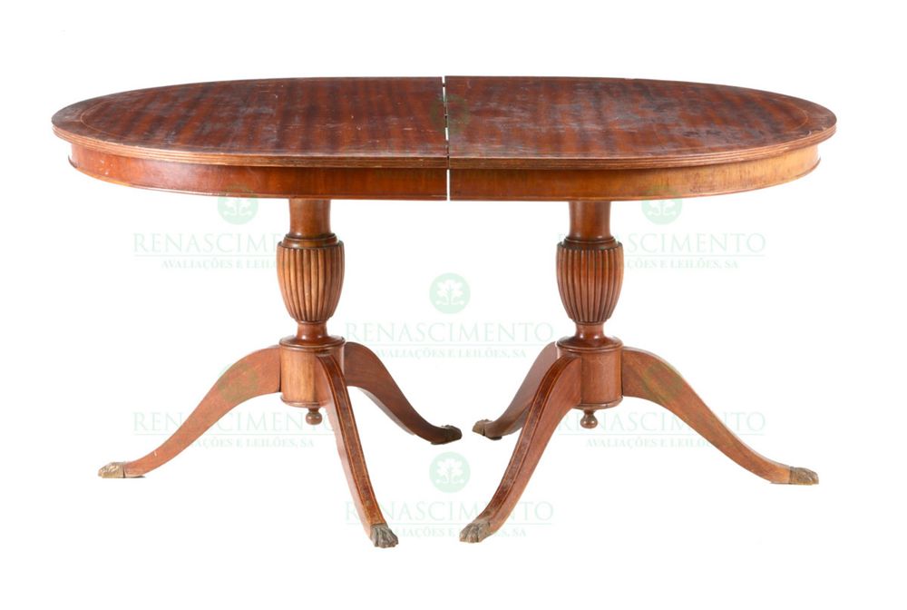 Há mesas que se compram. Esta escolhe a família que continuará a sua história.  Mesa madeira em mogno, extensivel, e 6 cadeiras assento palhinha