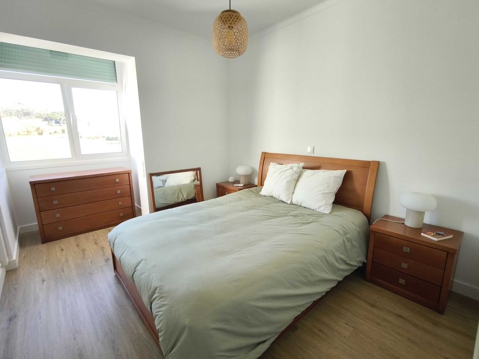 Mobilia de quarto - cama, 2 mesas de cabeceira, cómoda e espelho