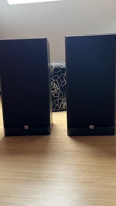 Altifalantes JBL Pretos e Castanhos