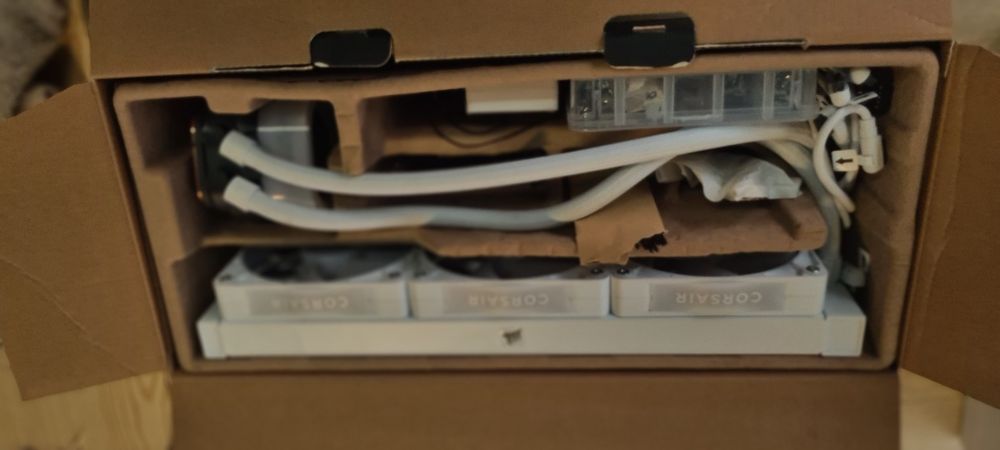 Refrigeração Líquida Corsair iCUE LINK TITAN 360 RX LCD 360mm 3 Ventoinhas RGB