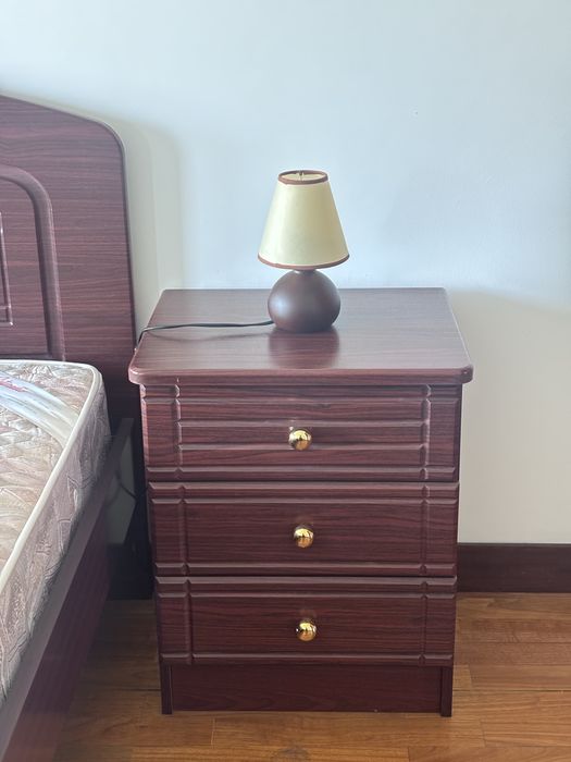 Mobília de Quarto Completa em Madeira (Cama + Colchão + Cómoda + 2 Mesinhas + Cadeira + Candeeiro)