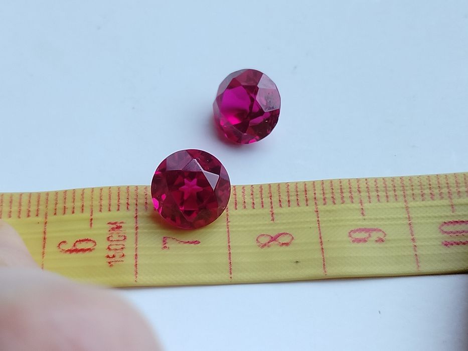 Два рубіни (корунд) 8 мм, грановані, з золотих прикрас