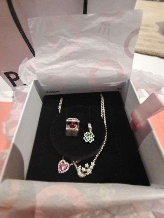 2 Colares Pandora, com 2 berloque