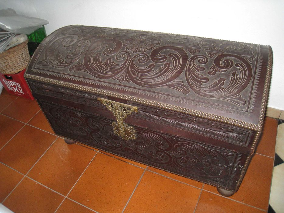 Baú forrado a pele genuína