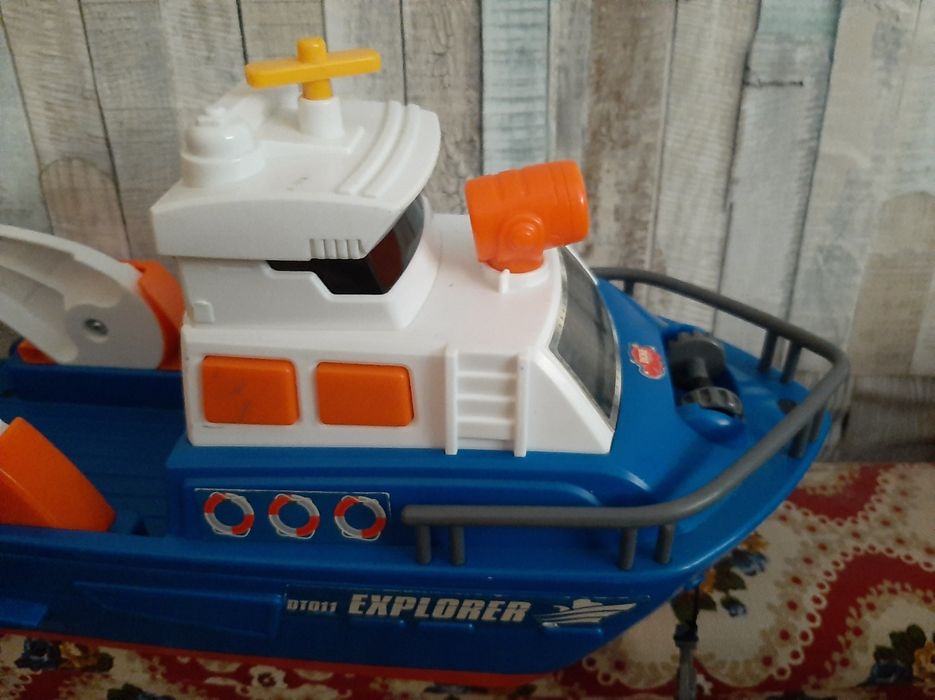 Barco Explorer Azul e branco