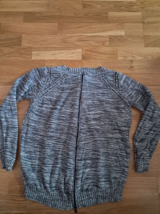 Sweter z zamkiem na plecach