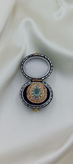 Złoty pierścionek - sygnet ze szmaragdem i diamentami.