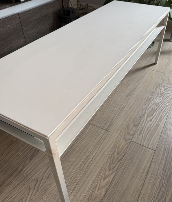 Biały stolik do salony marka Ikea