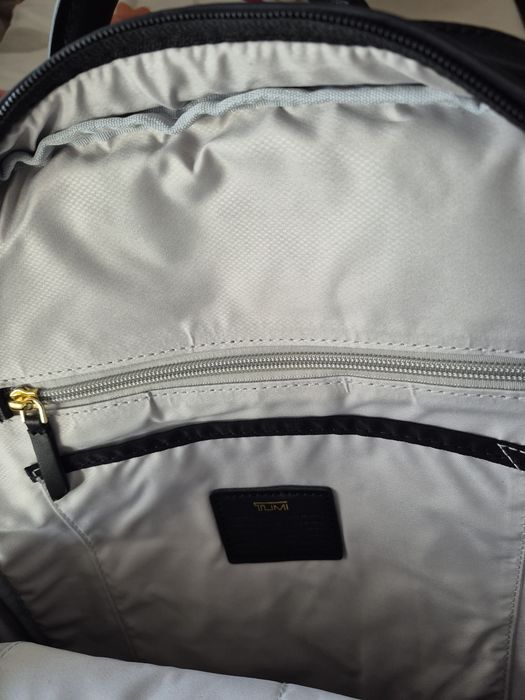 Mochila preta de tecido impermeavel nova