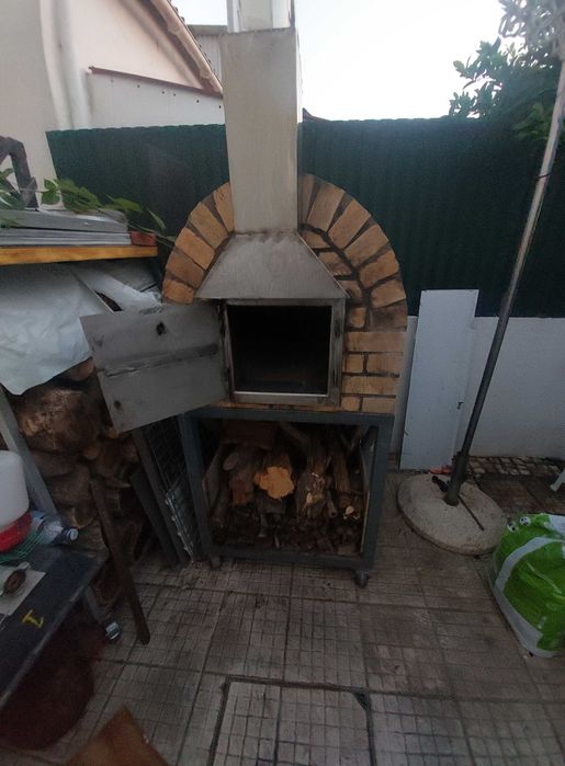 Forno a lenha com pouco uso