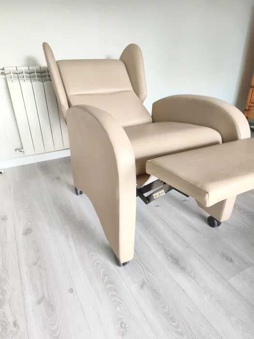 Cadeirão manual com rodas em napa creme
