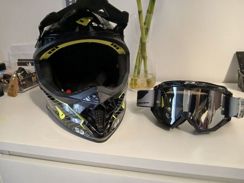 Capacete ufo preto e verde