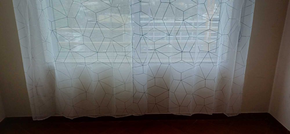 Cortinas brancas com trabalho preto