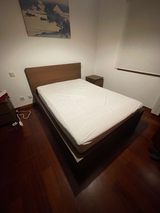 Cama IKEA MALM com 4 gavetas + 2 mesinhas – Como nova