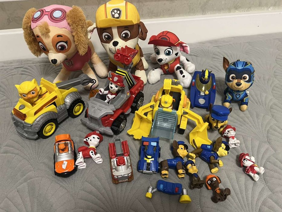 великий набір іграшок та плюшевих персонажів із популярного дитячого м