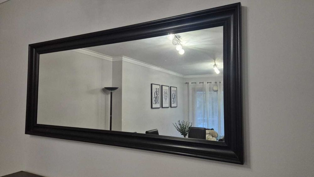 Conjunto de jantar com mesa, cadeiras, aparador e espelho