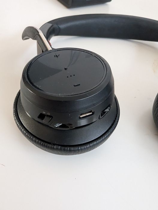 Słuchawki Poly Voyager Focus 2 UC + Stacja Ładująca | ANC | Idealne do pracy!