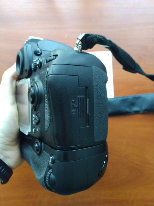 Nikon D700 фотоапарат, MB-D10 50мм 1,4 20мм 1,8