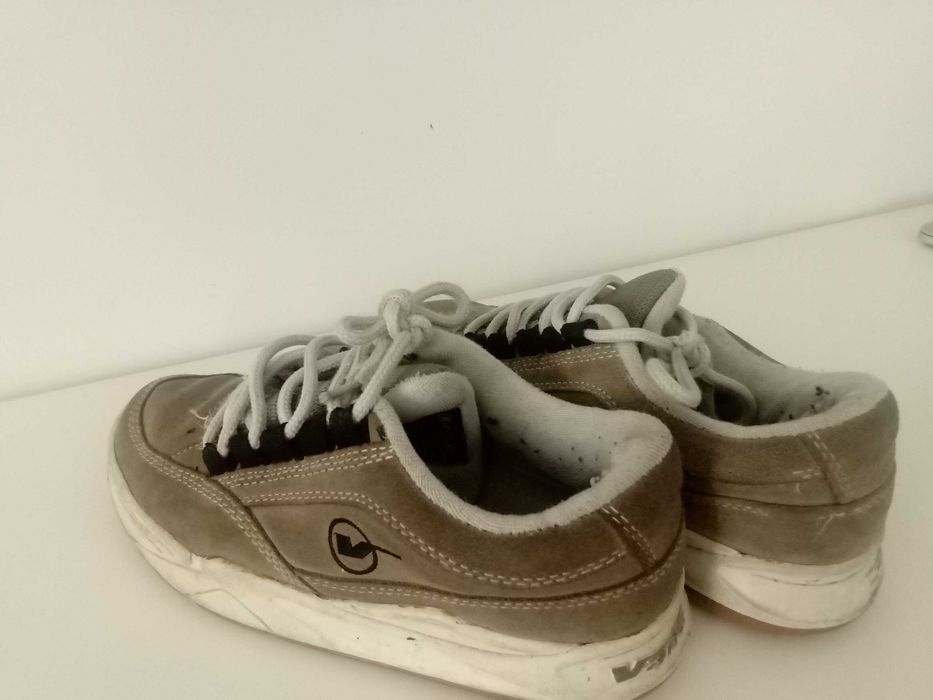 Sapatos de diferentes marcas