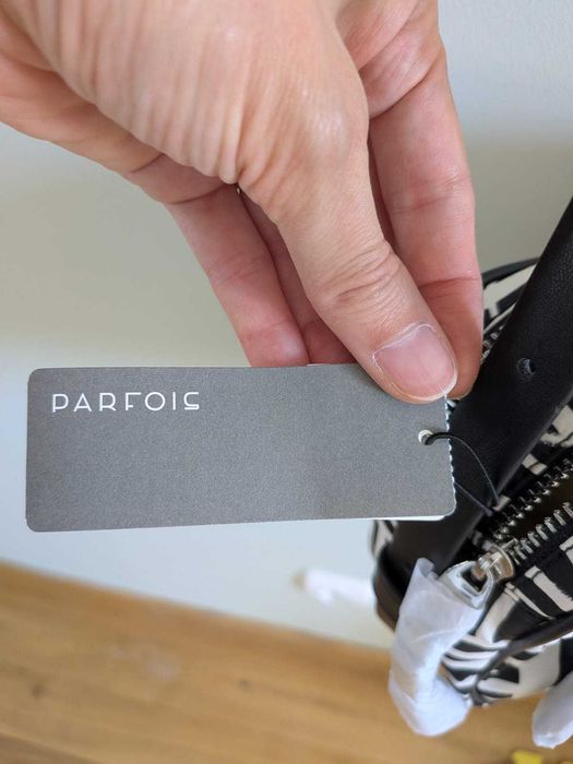 Bolsa de tiracolo preta e branca