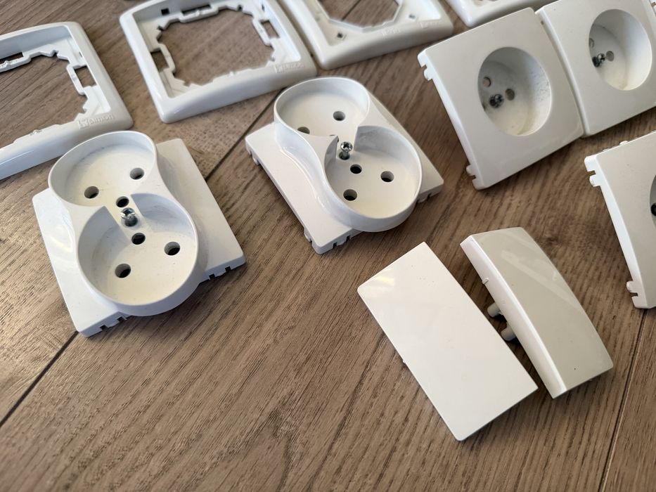 Zestaw ramek i gniazdek Simon Basic