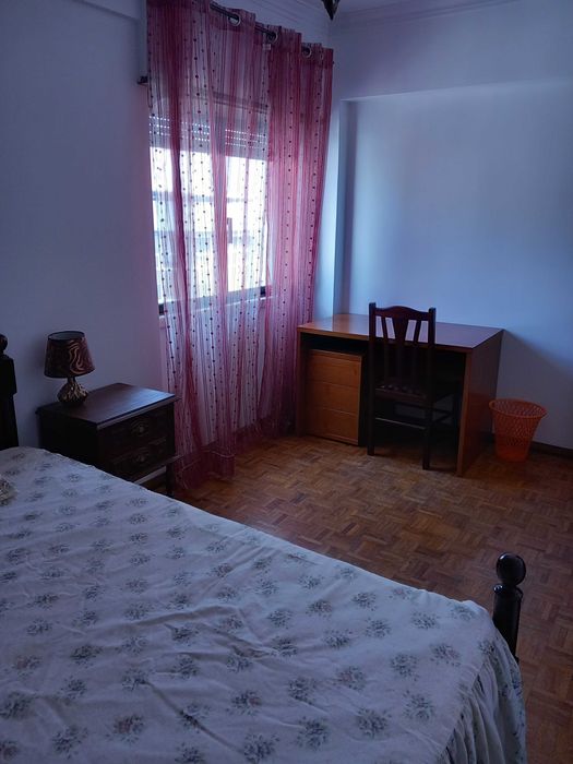Aluga-se Quarto com casa banho privativa a estudante Universitária - Junqueira - Lisboa