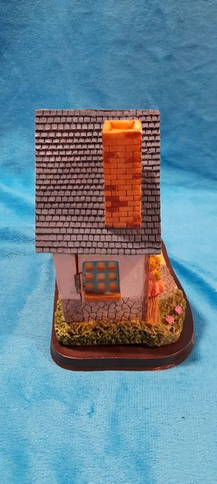 Casa de resina com Relógio