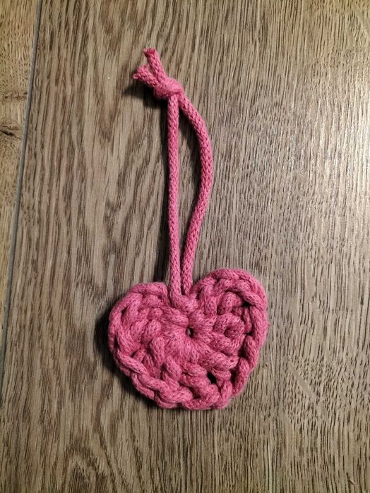 Serduszko ze sznurka na szydełku, zawieszka, upominek, bombka, prezent