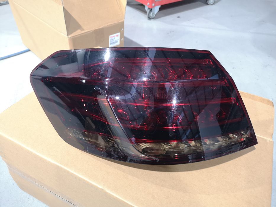 Farolins tras do Mercedes E300