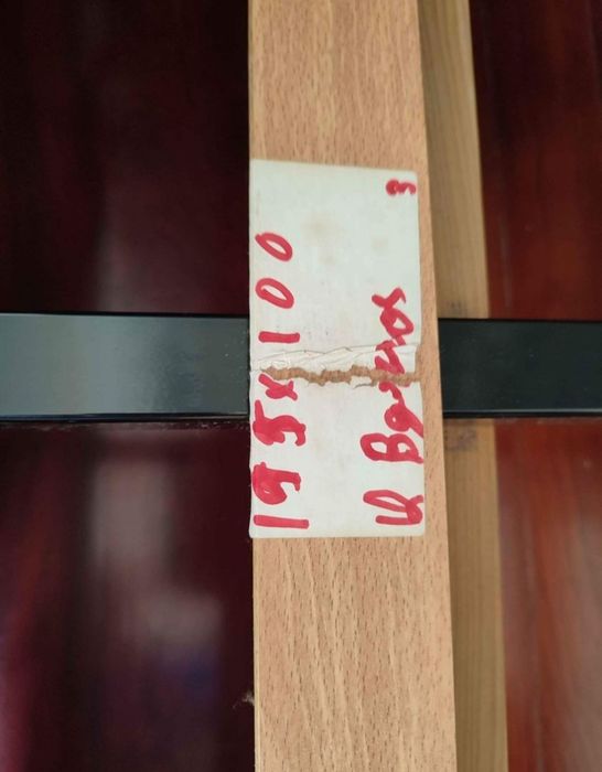 Cama de solteiro e mesa de cabeceira