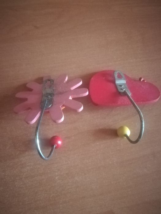 Для одежды детские крючки.