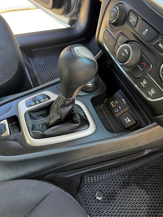 Jeep Cherokee 2015 2.4 бензин 4x4