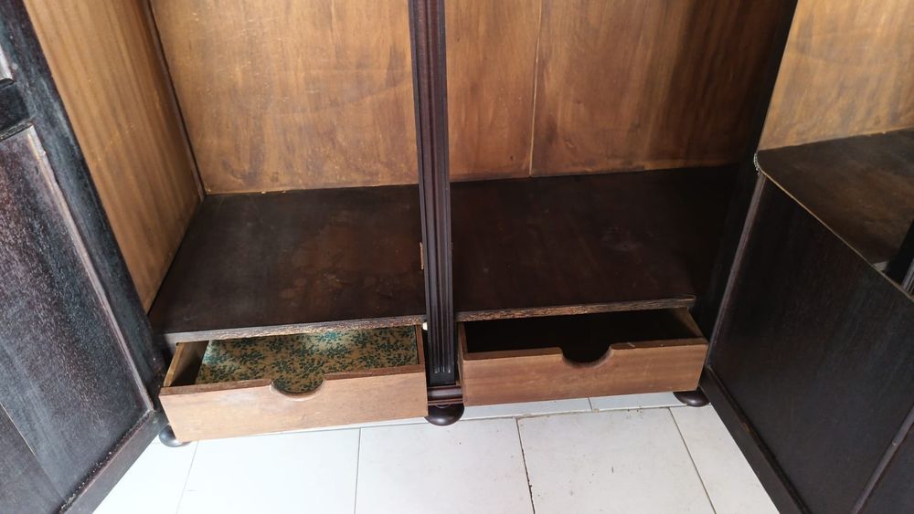 Roupeiro antigo, vintage, em perfeitas condições