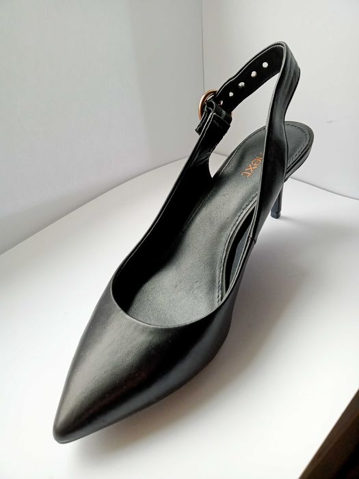 Eleganckie czarne skórzane sandały damskie marki NEXT
