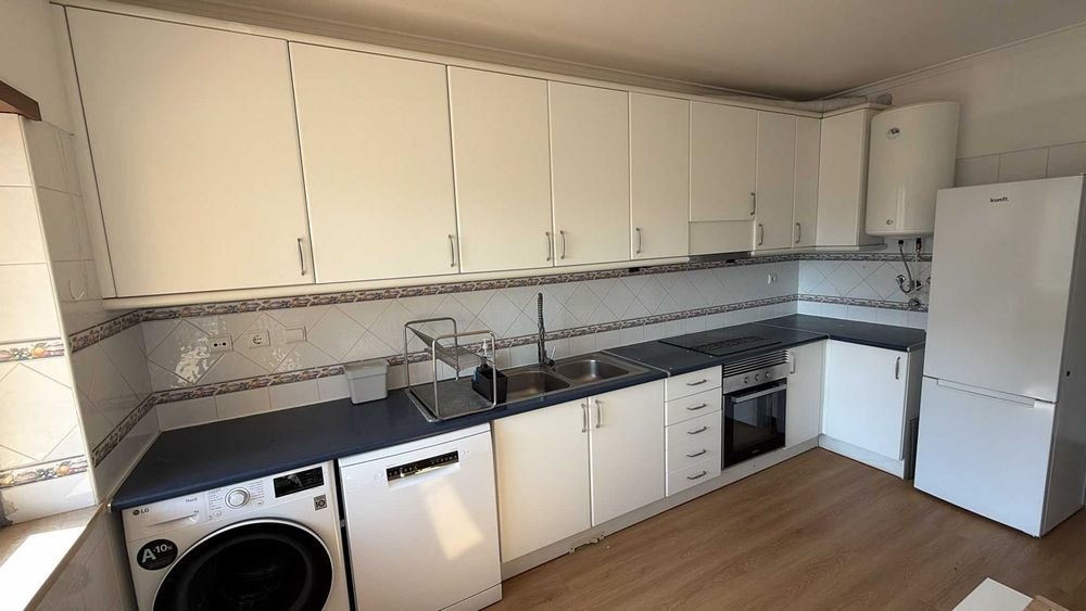 Cozinha completa com móveis, bancada e lava-loiça – Barreiro