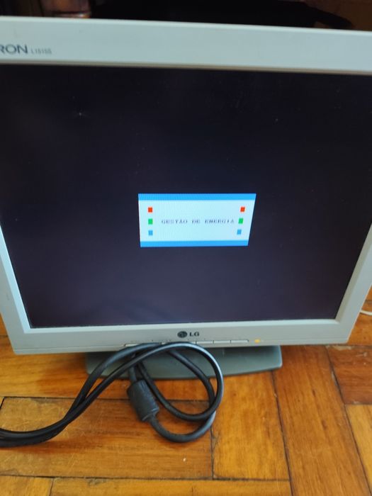 Monitor  LG com cabos